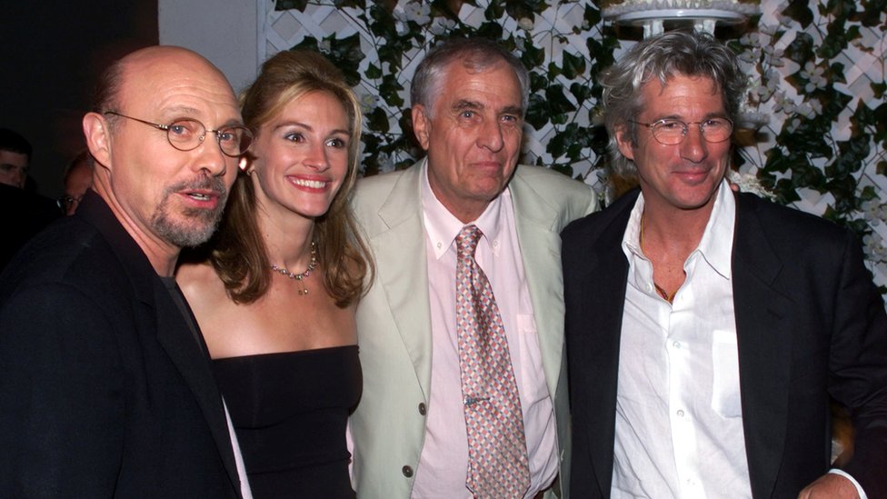 Слева направо: Гектор Элизондо, Джулия Робертс, Гарри Маршалл и Ричард Гир на премьере фильма «Сбежавшая невеста» в июле 1999 года