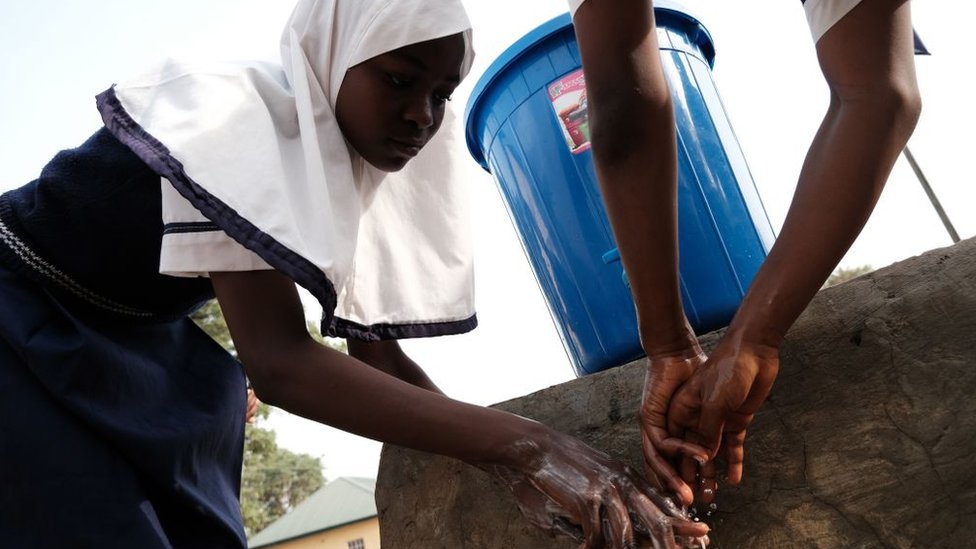 Девушка моет руки в Абудже 20 марта