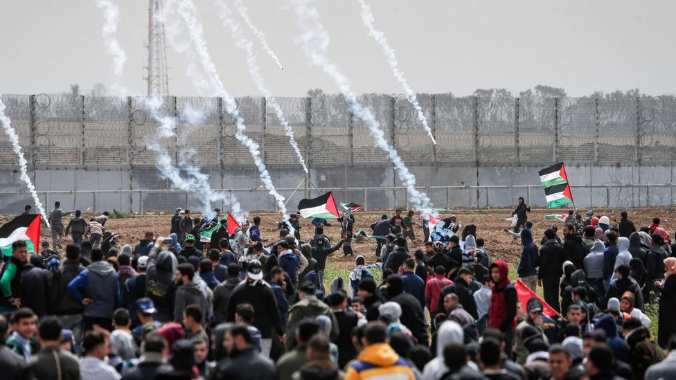 قنابل غاز تُلقى باتجاه متظاهرين فلسطينيين