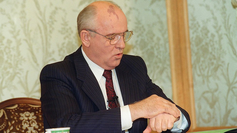 Mijaíl Gorbachov consulta su reloj antes de un discurso televisado en el que anunció su renuncia en Moscú, el 25 de diciembre de 1991.