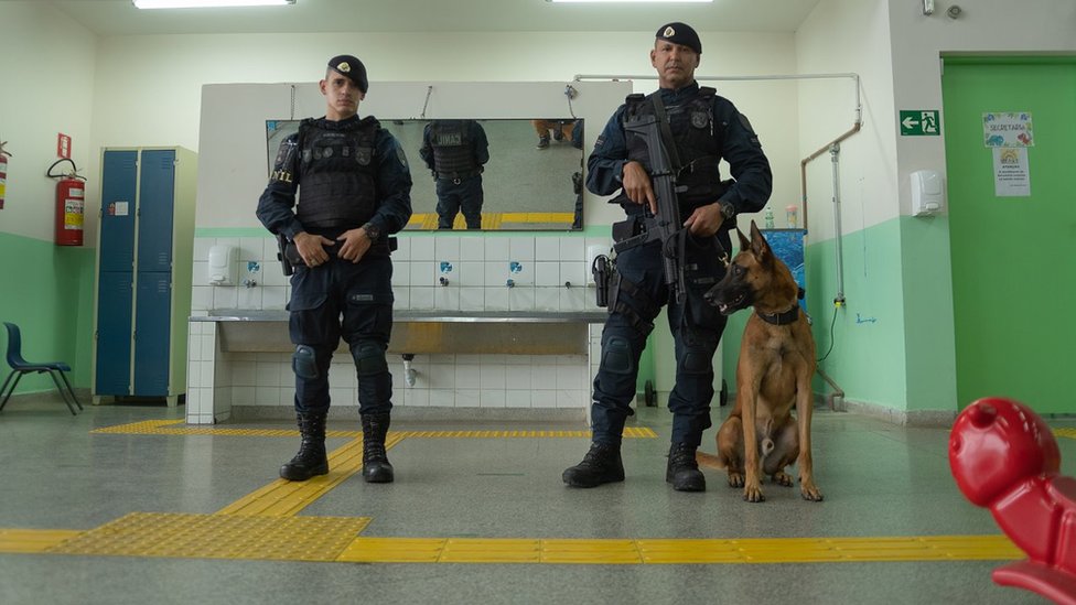 Dos policías con un perro en una guardería en Suzano