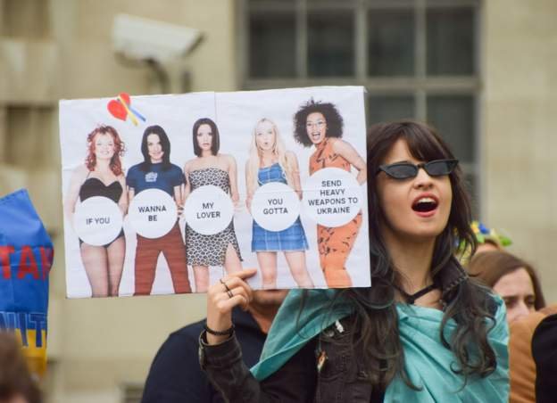 在倫敦，一名抗議者舉著一張標有英國流行樂隊辣妹樂隊的標語牌，示威聲援烏克蘭