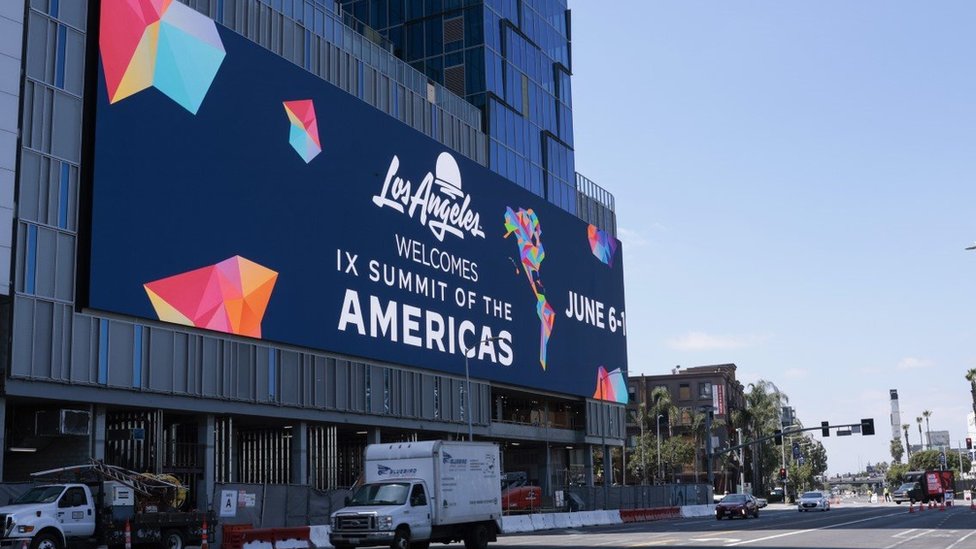 Cartel de la Cumbre de las Américas en un edificio de Los Angeles, California.