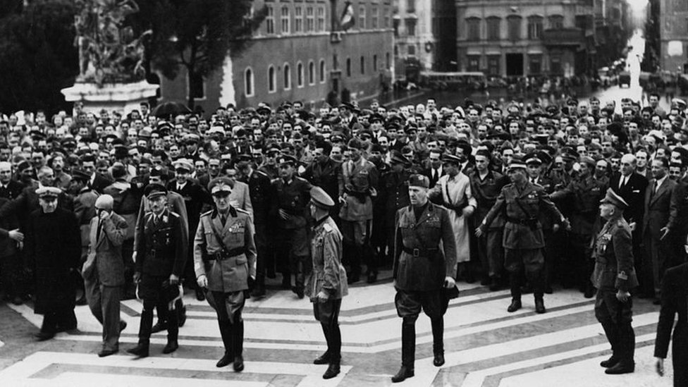 Altos oficiales alemanes pasean por Roma, tras su ocupación.