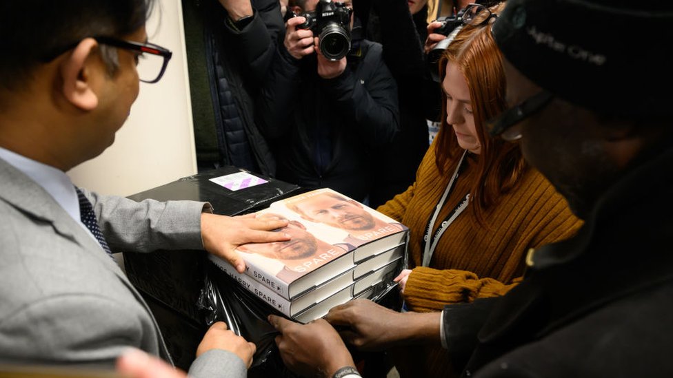 Fotógrafos registran el momento en que comienza la venta de la autobiografía del príncipe Harry en una librería del Reino Unido.
