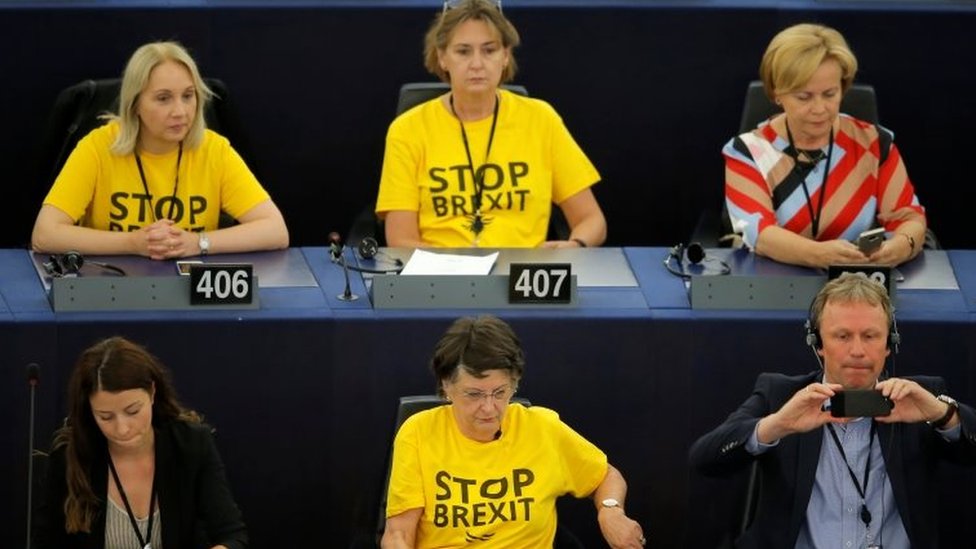 Депутаты Европарламента от либеральных демократов носят футболки с надписью Stop Brexit