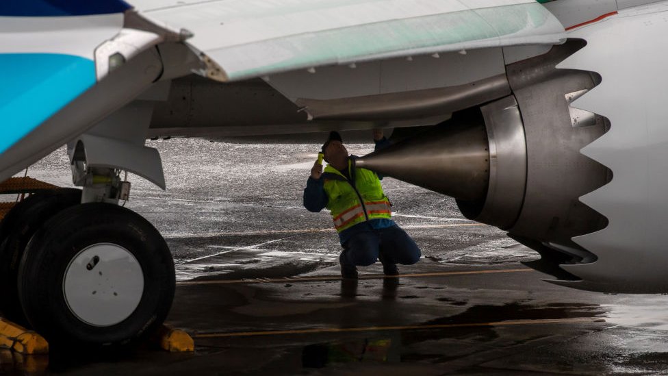 Trabajador arreglando un 737 Max