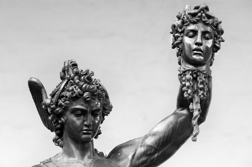 Una estatua de Perseo exhibiendo la cabeza de Medusa