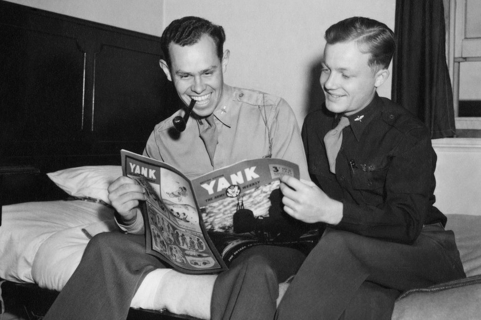 Лейтенант Джордж Хартман (слева) и лейтенант Роберт Белливо читали еженедельник «Янк: армейский еженедельник» в Даксфорде, август 1943 года.