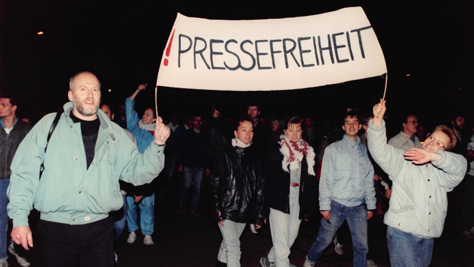 1989年10月16日，萊比錫示威，橫幅上書「新聞自由」