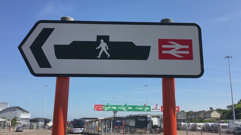 Знак для паромных и железнодорожных пассажиров в порту Холихед