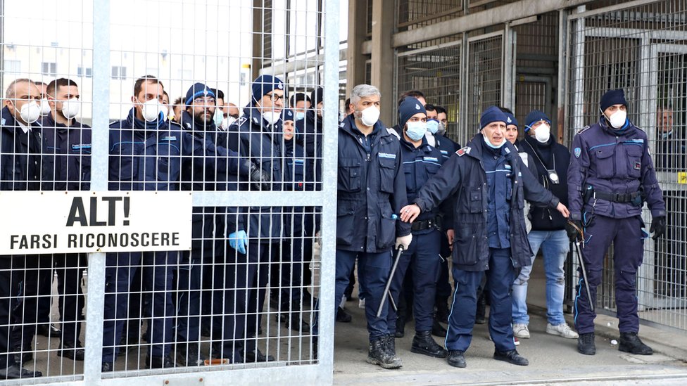 По меньшей мере шесть человек были убиты в тюрьме в итальянском Модене, когда родственники заключенных протестовали на улице против мер коронавируса, 9 марта 2020 г.
