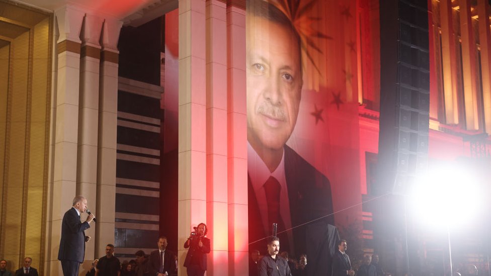 الرئيس رجب طيب أردوغان يتحدث إلى مؤيديه في القصر الرئاسي بعد فوزه في إعادة انتخابه في جولة الإعادة في 28 مايو 2023 في أنقرة، تركيا.