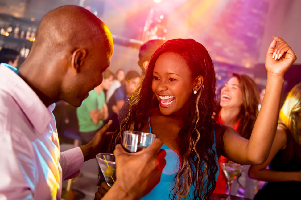 Pareja bailando en una discoteca.