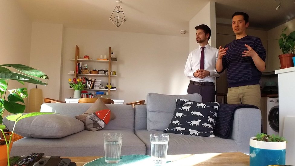 Christian (derecha) le contó a Chris Foxx (izda), corresponsal de tecnología de la BBC, cómo los ladrones usaron Airbnb para desvalijar su apartamento. Christian en su casa