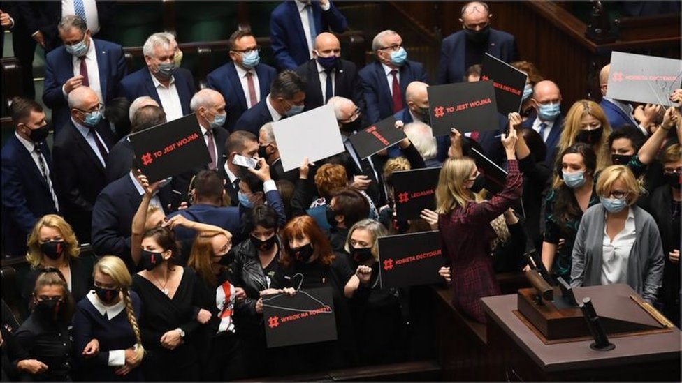 Polonya'nın merkez ve sol muhalefeti dün mecliste hükümeti protesto etti ve kadınlarla dayanıştı