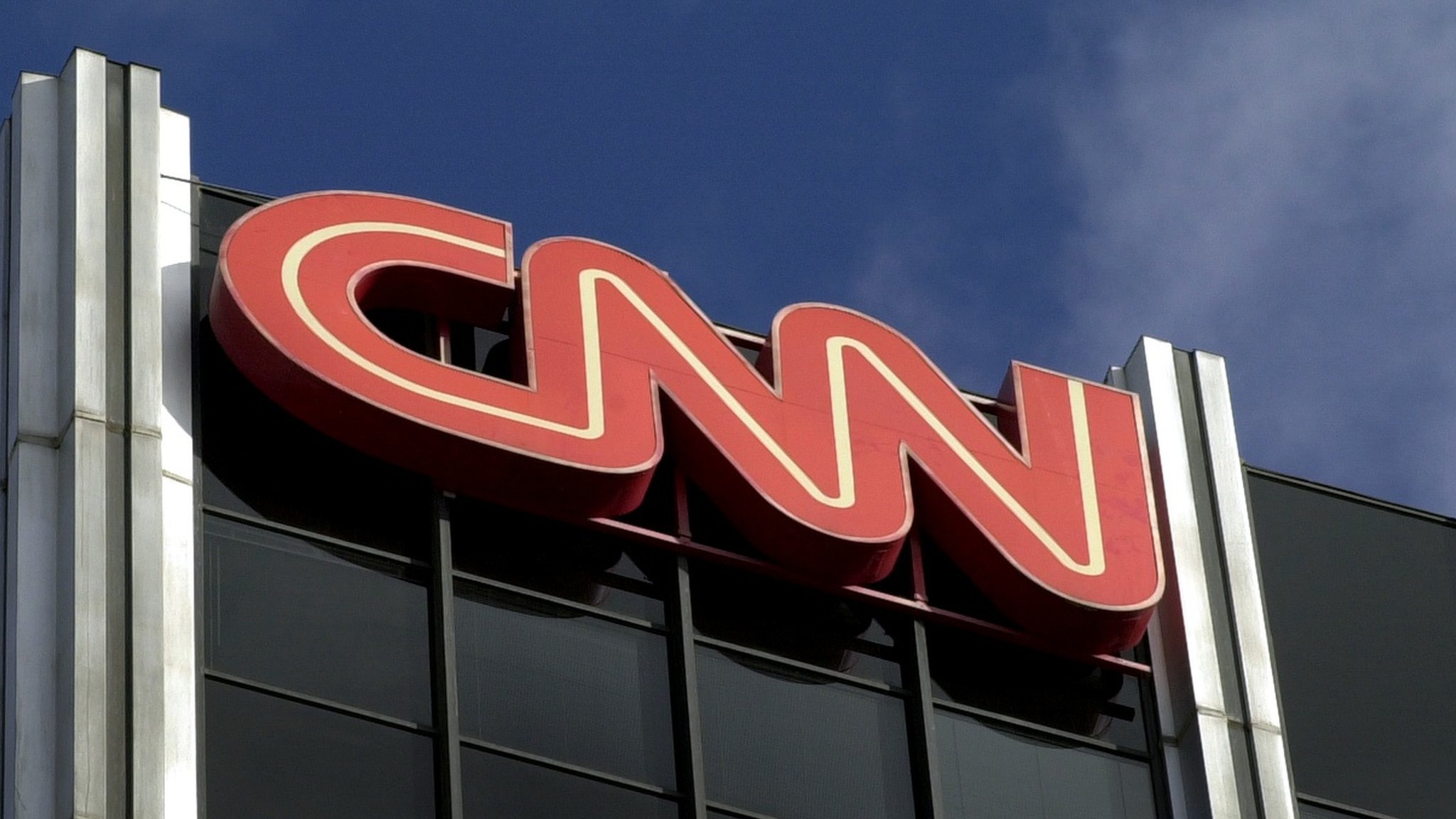 CNN newsキーワード1400 CNN cuts ties with Jeffrey Lord over 'Sieg Heil' jibe