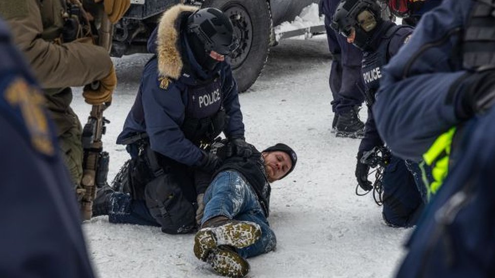 Policías arrestan a manifestante en Ottawa