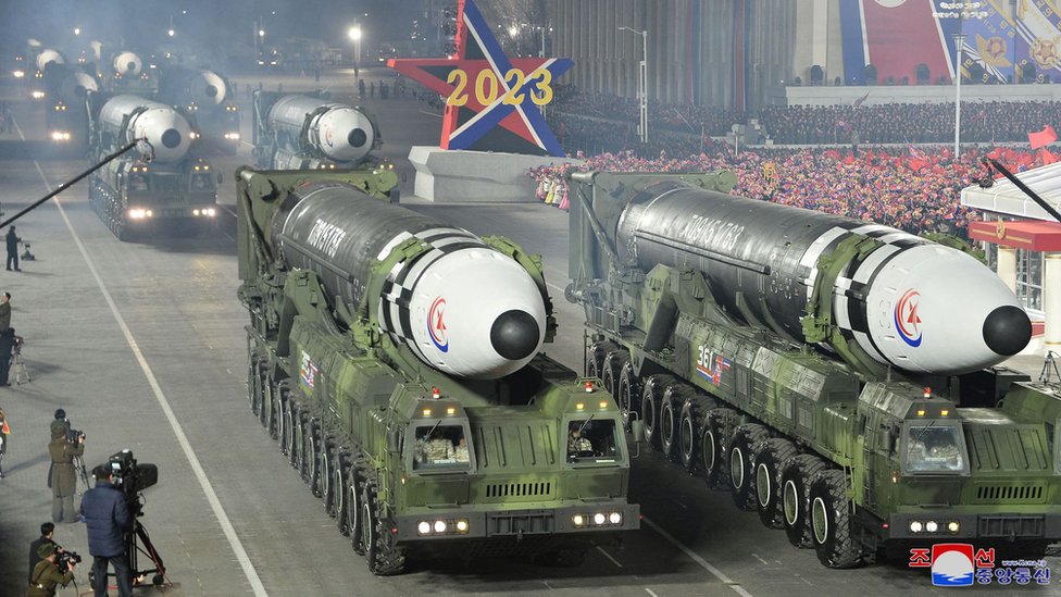 Lanzadores de misiles presentados en un desfile en Corea del Norte