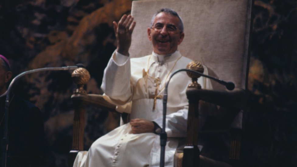 Papa Jovan Pavle Prvog maše okupljenima na Trgu Svetog Petra, nakon što je blagoslovio vernike prvi put od izbora; 3. septembra 1978