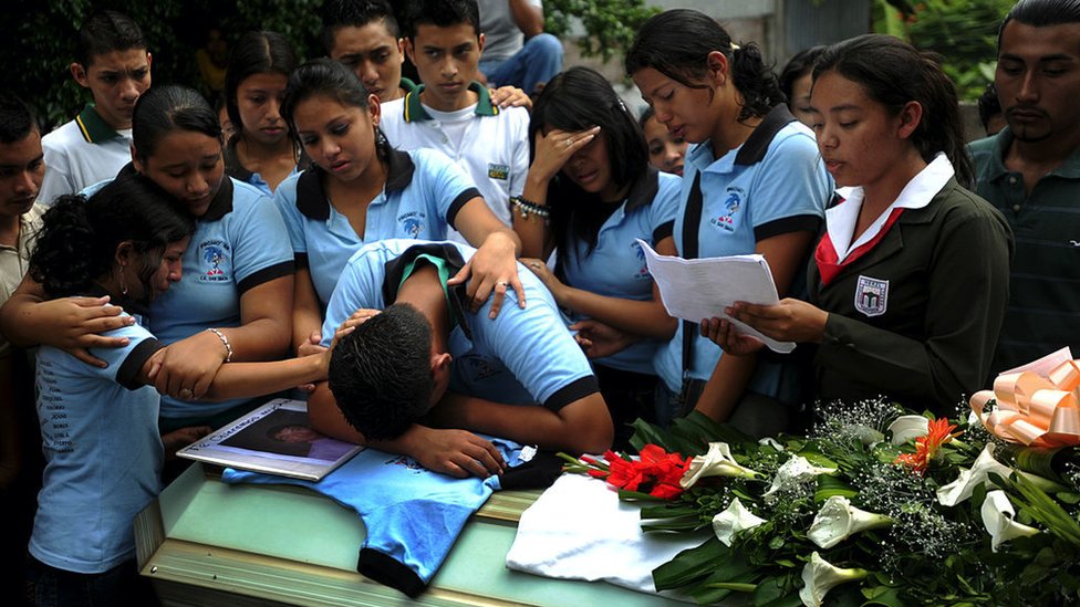 Funeral de una de las victimas del atentado en Mejicanos.