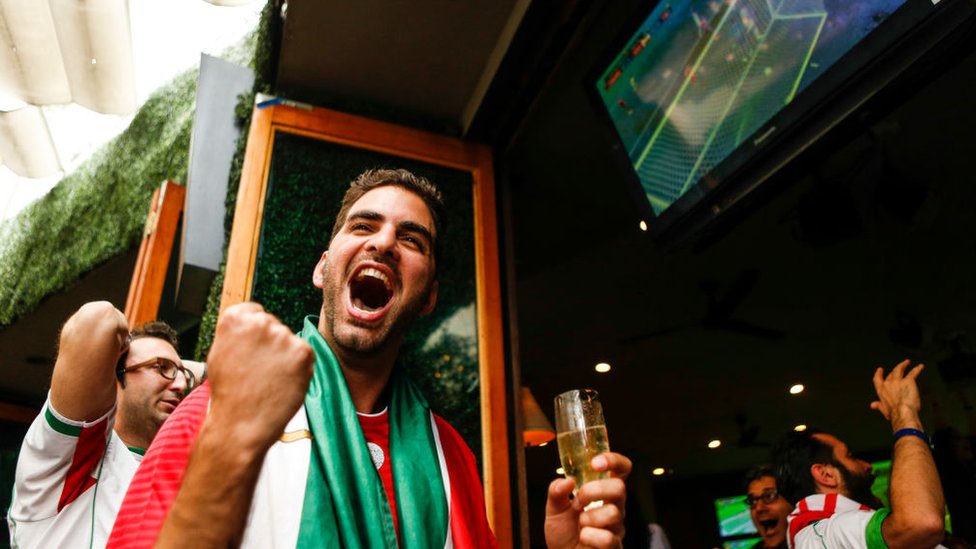 Iraníes celebrando en un partido de fútbol de su selección.