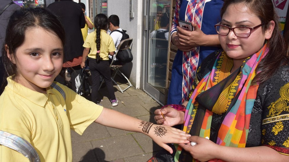 Девушка делает традиционную татуировку хной на руке