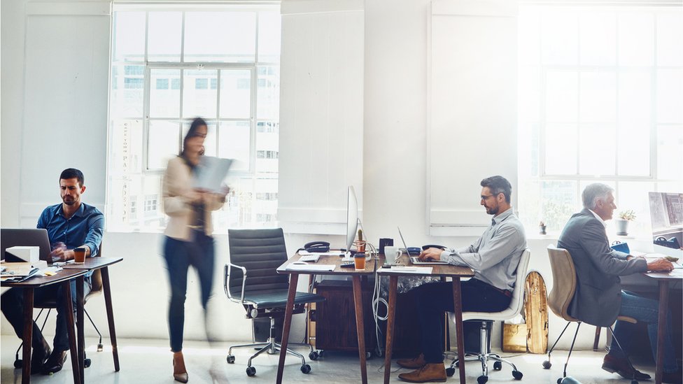 El doctor Sinha recomienda levantarse de la silla cada tanto tiempo. Personas trabajando en una oficina.
