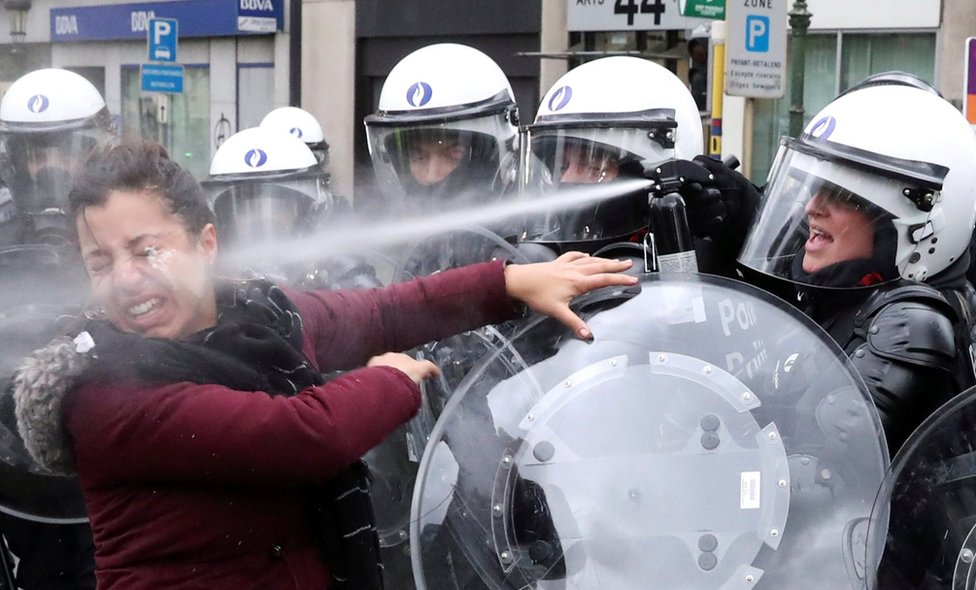 一名女性被一名防暴警察噴灑催淚瓦斯。