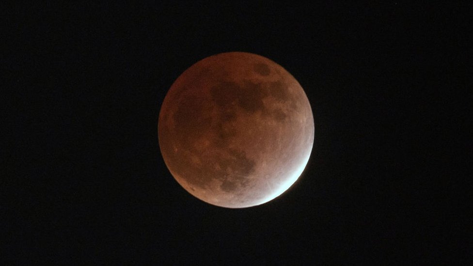 El eclipse lunar parcial del 19 de noviembre de 2021 visto desde la plataforma de observación de Roppongi Hills en Tokio.