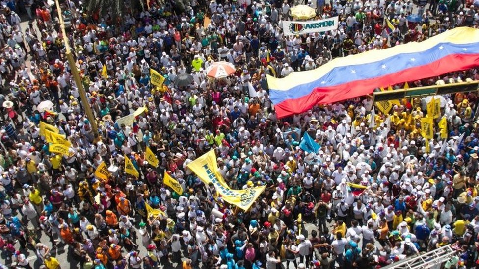 Люди протестуют против правительства президента Венесуэлы Николаса Мадуро в Порламаре, остров Маргарита, 26 октября 2016 г.