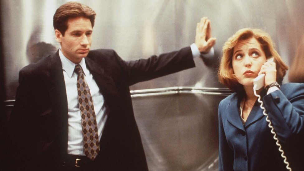 Los agentes especiales del FBI Fox Mulder y Dana Scully: mejores que el Pentágono cuando se trata de lidiar con extraterrestres. Gillian Anderson y David Duchovny de Expediente X, en los años 90
