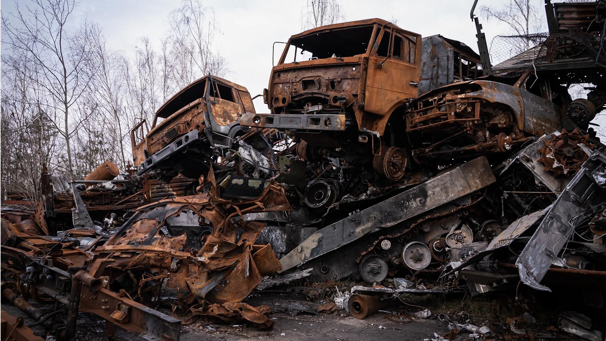 Un cementerio de vehículos rusos que quedaron del convoy, arrumados en Hostomel.