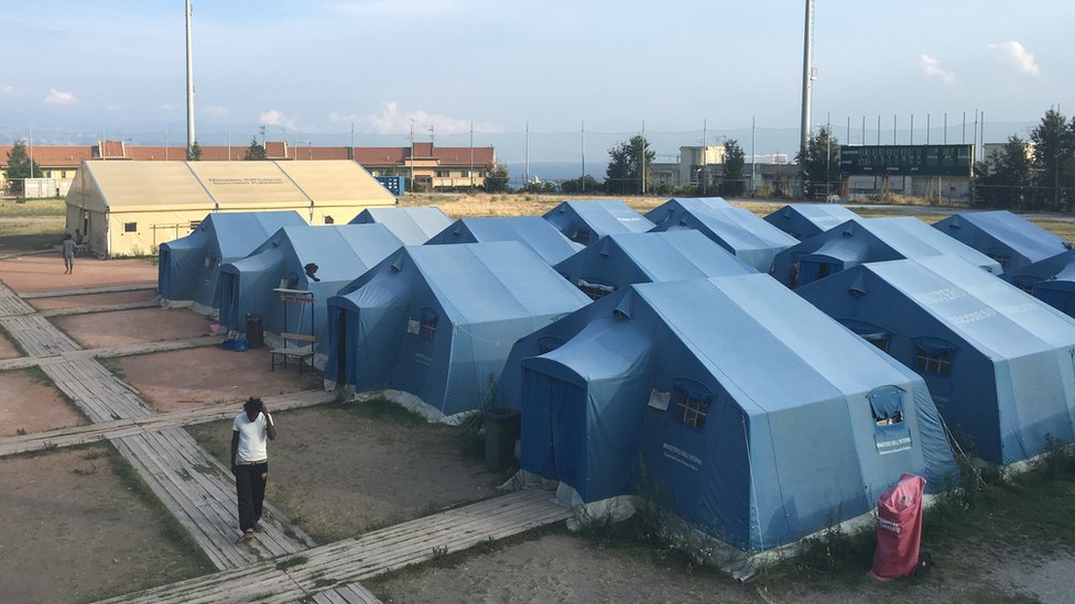Центр временных беженцев на спортивной площадке в Мессине