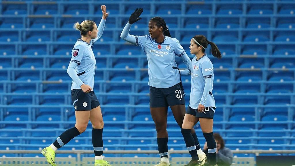 Man City 4-0 Tottenham: Khadija Shaw scores hat-trick in dominant win - BBC Sport