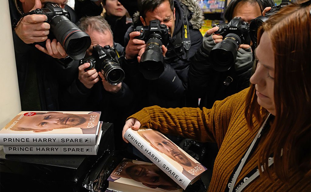 La prensa se reúne en una librería de Londres cuando el libro de Harry 