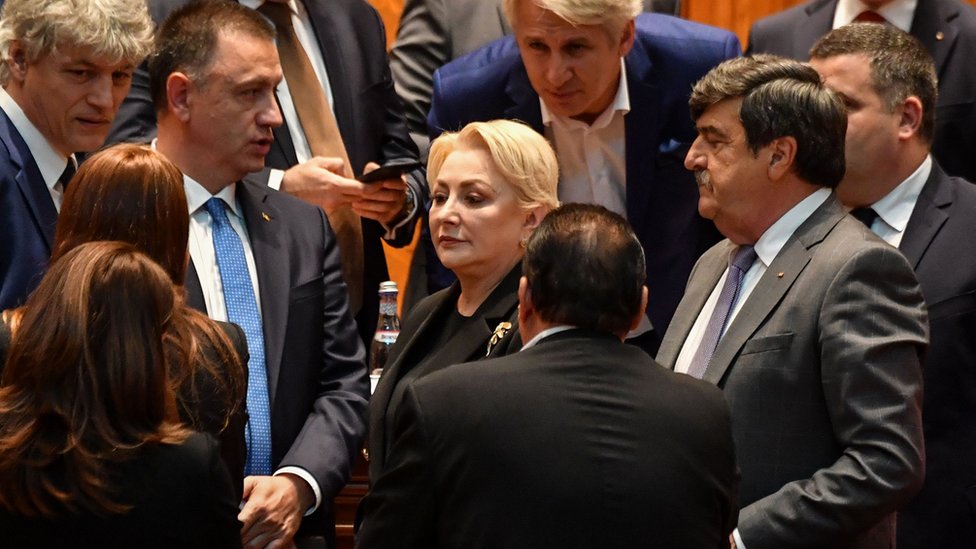 Премьер-министр Румынии Виорика Дансила (C) окружена членами своего кабинета после того, как правительство было свергнуто вотумом недоверия, 10 октября 2019 г.
