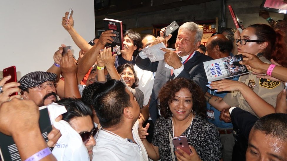López Obrador firma libros