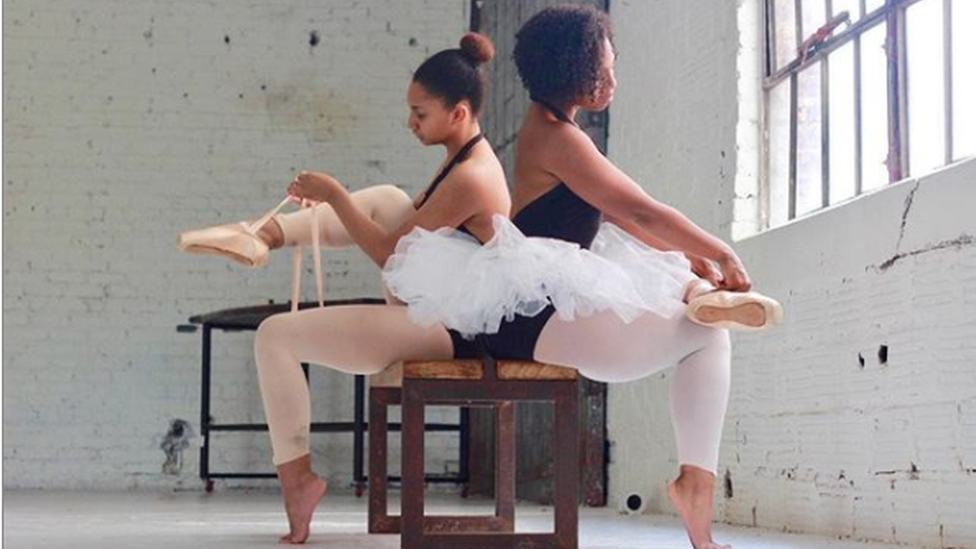 Фотография двух артистов балета