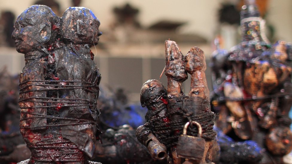 Fetiches vudú son colocados en el piso o en los umbrales para protección de espíritus del mal. Fetiches vudú