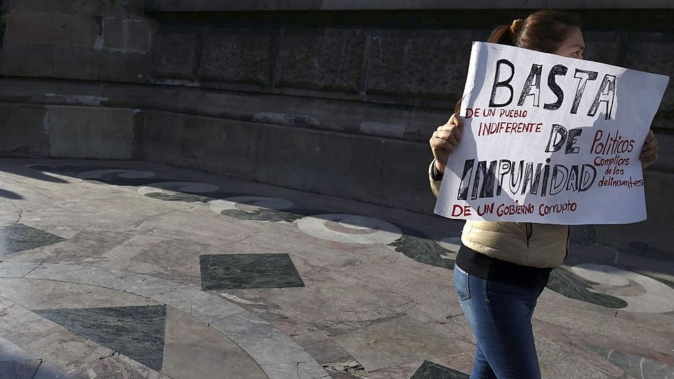 Mujer con una pancarta contra la impunidad durante una protesta en México.