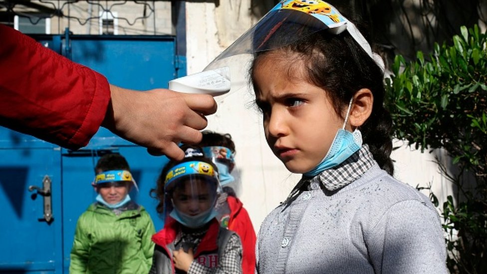 Gazze'de bazı okullarda ateş ölçümü yapılıyor