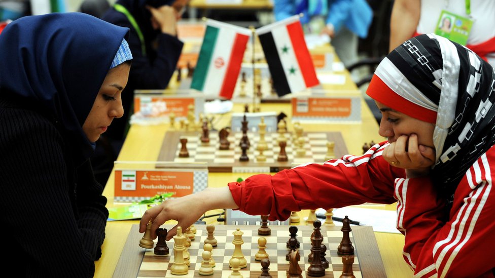 Фатема аль-Джельда (справа) из Сирии делает шаг против Атуса Пуркашияна из Ирана, Китай 2010
