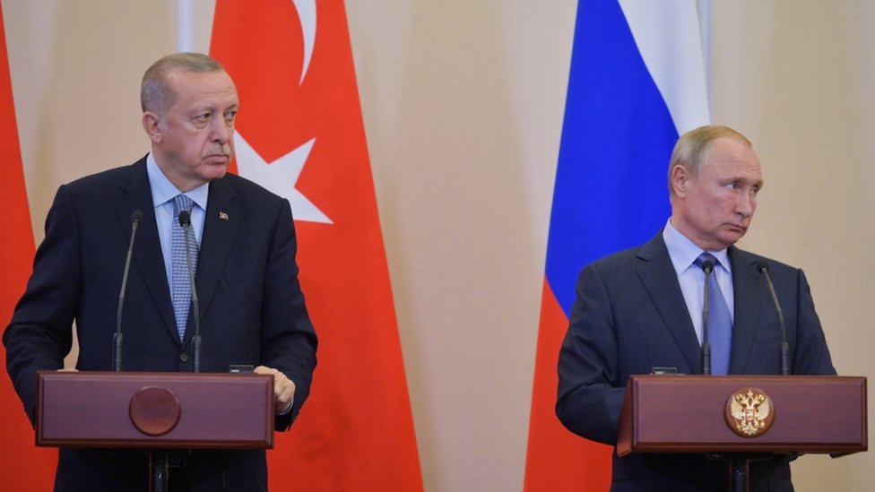 الرئيس الروسي فلاديمير بوتين (إلى اليمين) والرئيس التركي رجب طيب اردوغان في منتجع سوتشي الروسي يوم 22 أكتوبر/تشرين الأول