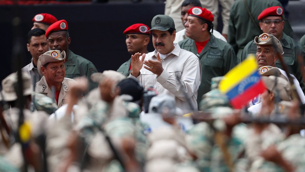 Президент Венесуэлы Николас Мадуро принимает участие в церемонии, посвященной 17-й годовщине возвращения к власти покойного президента Уго Чавеса после попытки государственного переворота и Дня национальной милиции в Каракасе, Венесуэла 13 апреля 2019 г.