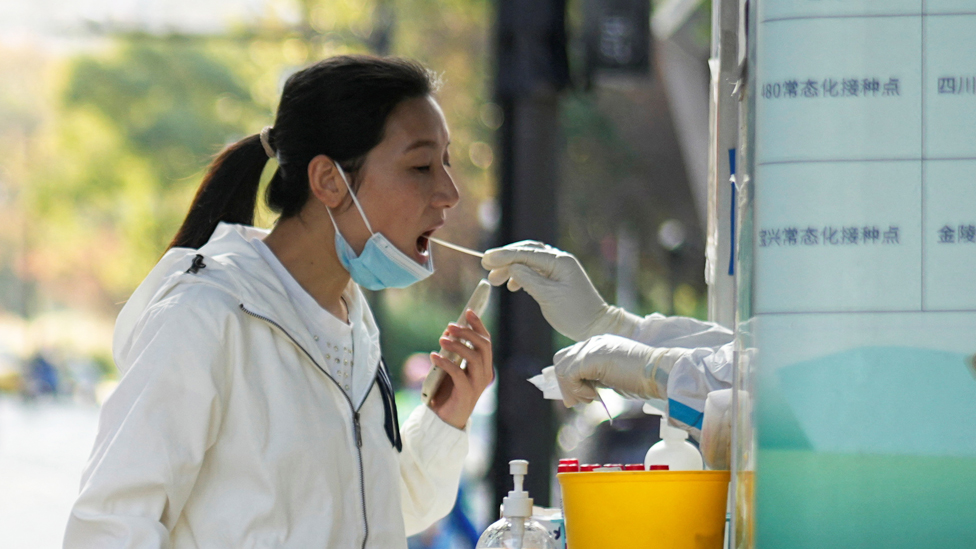 上海一名婦女在檢測點接受檢測