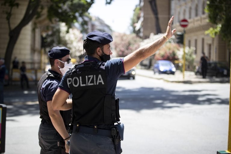 İtalyan polisler