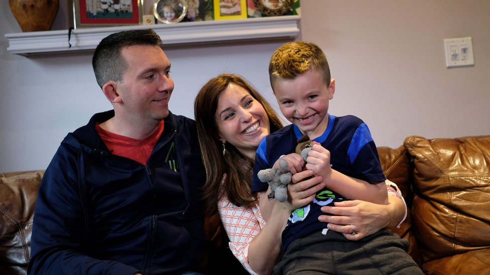 Mariela Astudillo también ha trabajado con niños y niñas transexuales. Las sesiones se presentan como un taller para "descubrir y jugar con la voz". "El objetivo no es ni feminizar ni masculinizar sus voces sino prepararlos para el cambio de la voz y ayudarlos a que aprendan a conocer su voz y a controlarla", le dijo la logopeda a BBC Mundo. Jacob Lemay, un niño transgénero de Estados Unidos, con sus padres Joe and Mimi