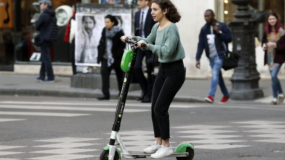 Женщина на электросамокате в Париже