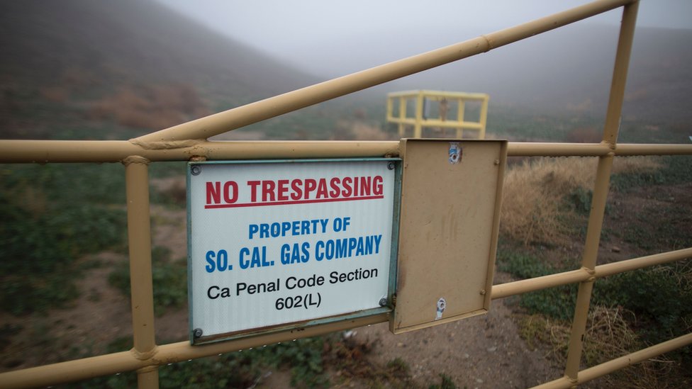 La construcción de la instalación de baterías de litio en Escondido, California, se aceleró tras el desastre del escape de gas del cañón de Aliso. Cartel de la compañía de gas del sur de California cerca de Porter Ranch